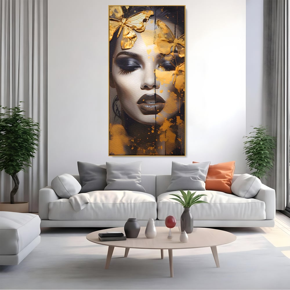 Tablou canvas cu tablou canvas cu portret de femeie si fluturi, in rama de aluminiu auriu, pe perete intr-un living